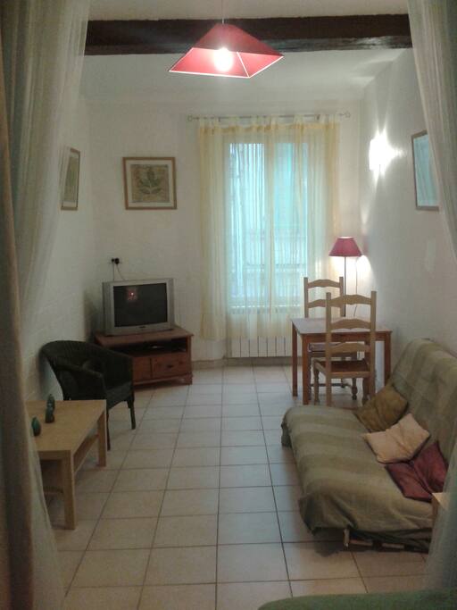 SEJOUR AVEC FENETRE SUR RUE PIETONNE DOUBLE VITRAGE