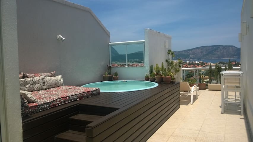 Duplex-Penthouse mit Pool und Grill.