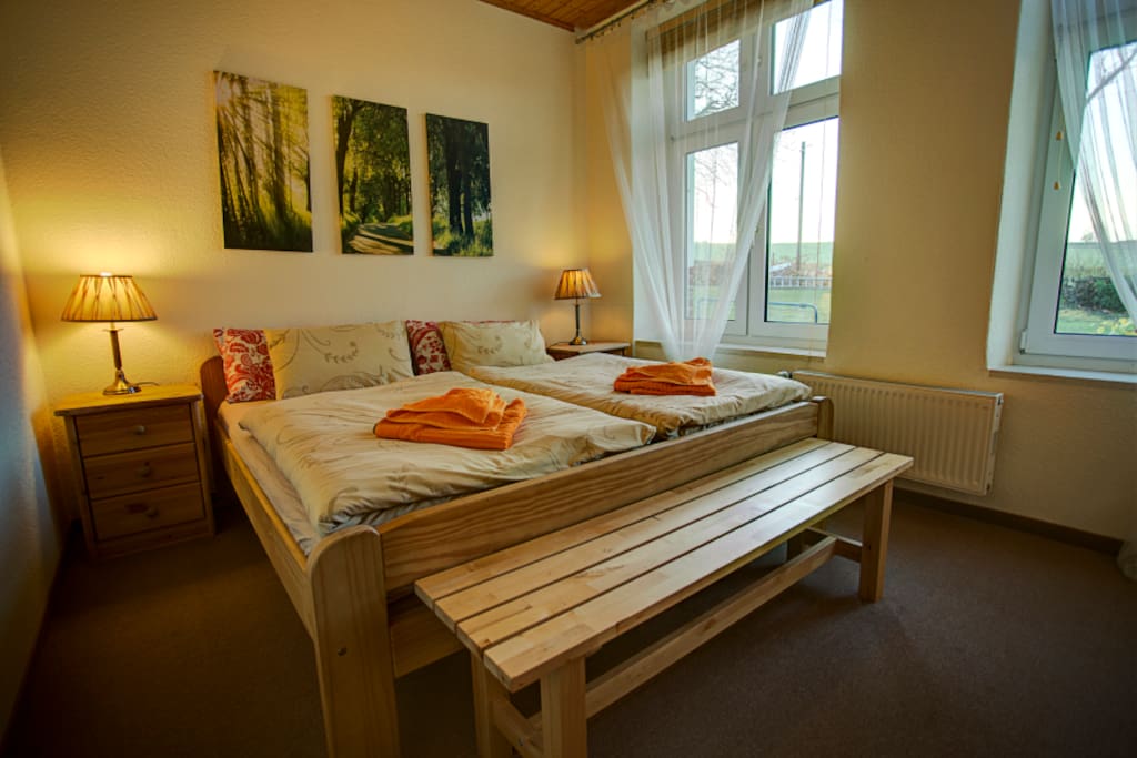 Schlafzimmer 1