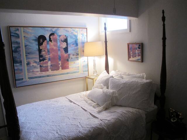 #4 Downtown Fun, Secure & Cute Sleeping Studio