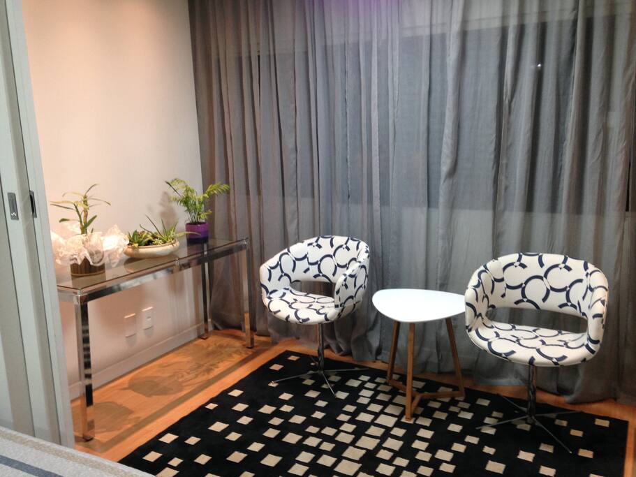 Na sala de estar dispomos de 2 mesas / aparadores que juntas têm a função de mesa de jantar.