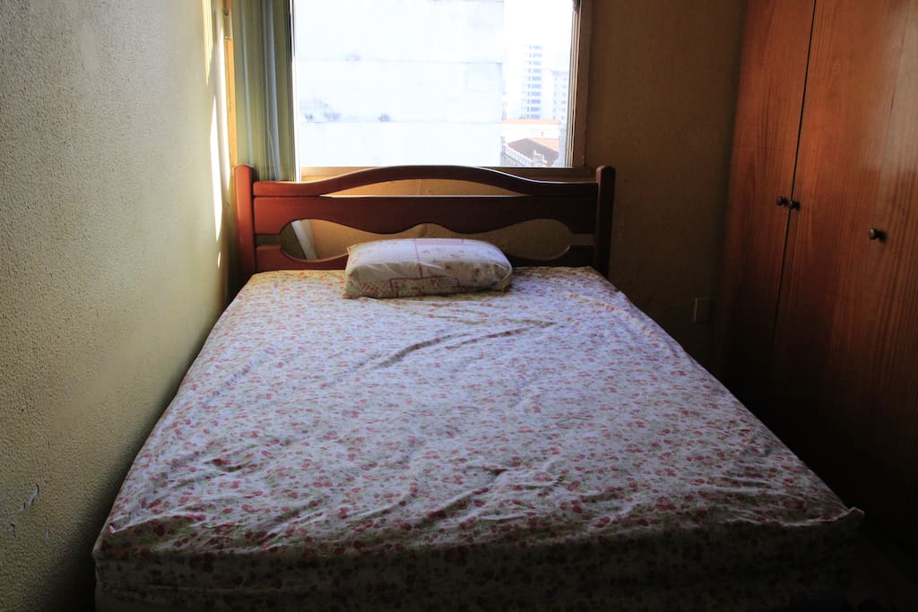 Quarto com cama de casal