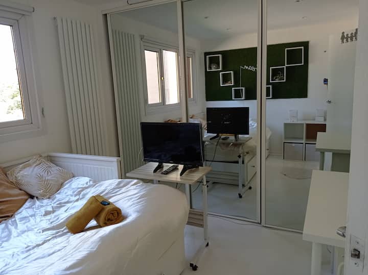 Segundo dormitorio en el primer piso (1 cama doble).