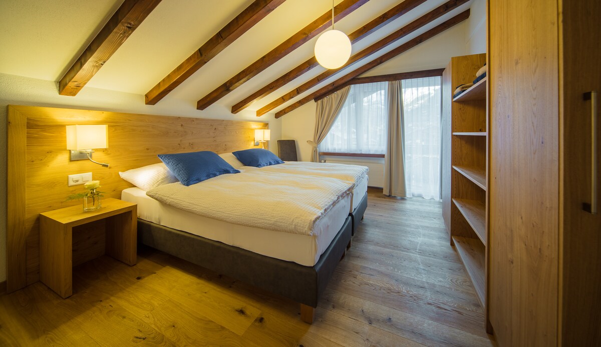 غرفة نوم جنوبية بإطلالة غير محجوبة عن ماترهورن