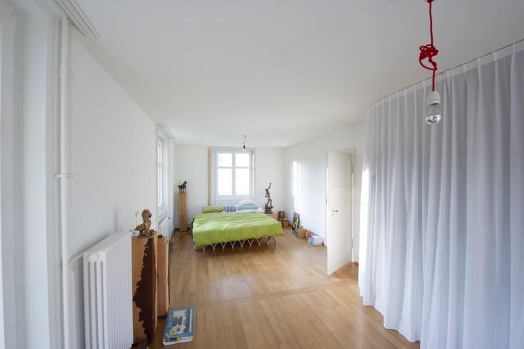 Erdgeschoss ca 40m2 grosses helles Zimmer