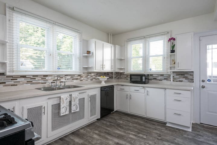 8 Year SuperHost 5 Bedroom Home In Albany! gallery image 2