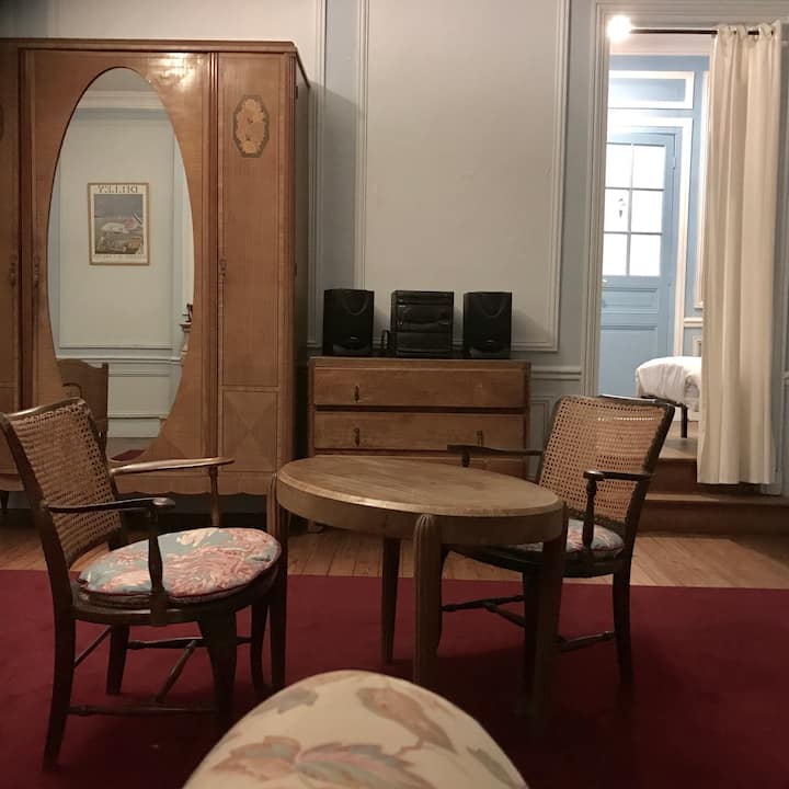 The master suite accommodates 1 child + (1 optional cot) in a small room next to the parents' room and the bathroom 