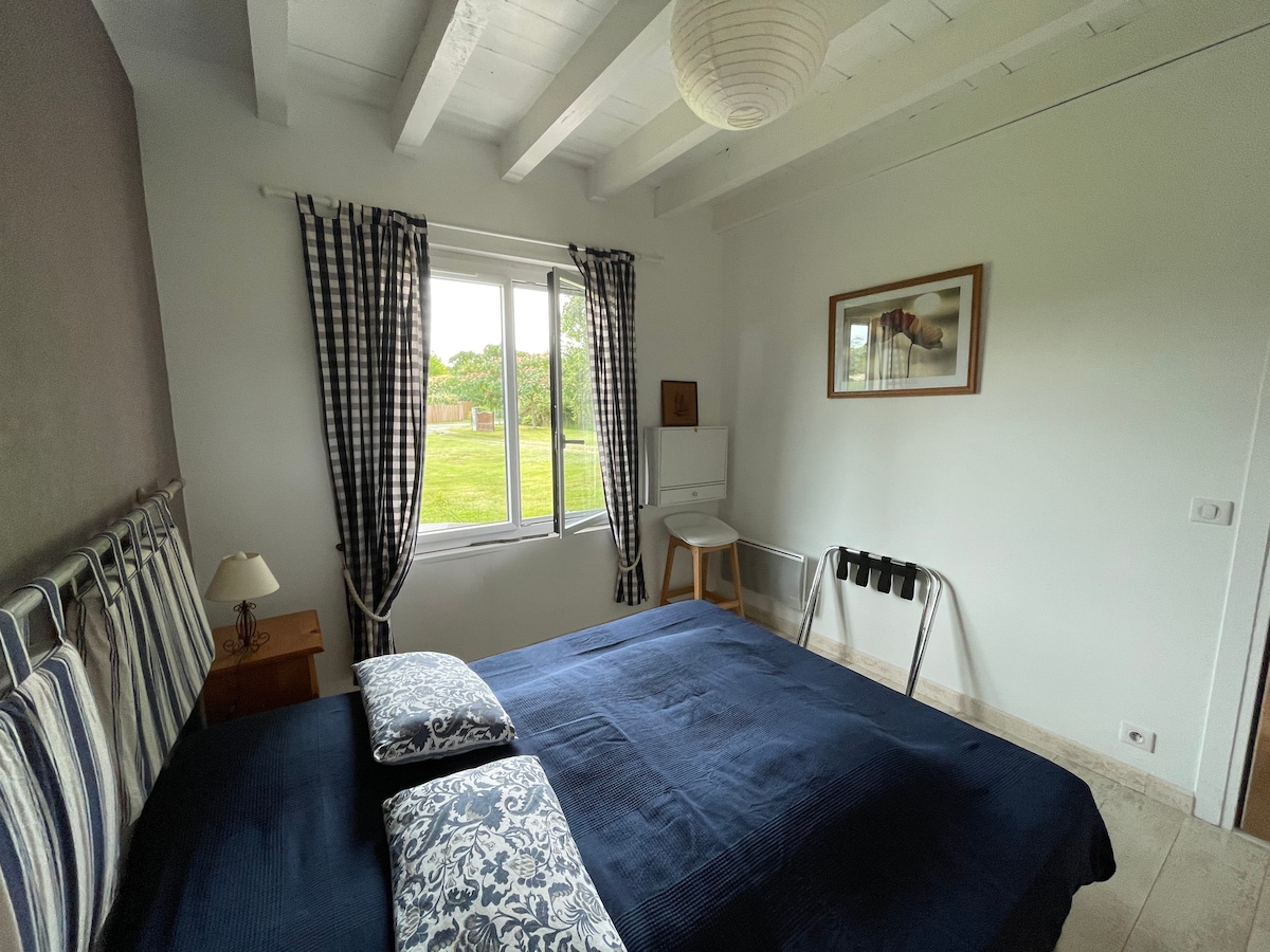 Ლურჯი საძინებელი 1: დიდი ზომის საწოლი 160x200 სმ
Კედლის პატარა მაგიდა