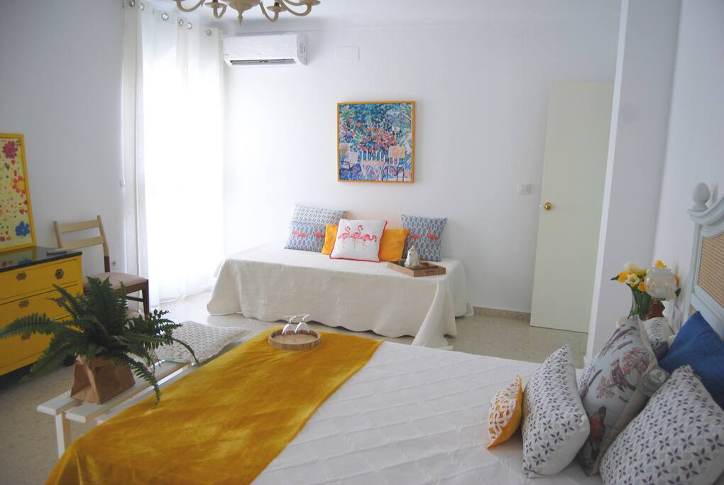 Habitación nº1, triple, cama individual, y cama de matrimonio, dos balcones que asoman a la Plaza de San Gil con unas vistas increíbles, aire acondicionado y TV