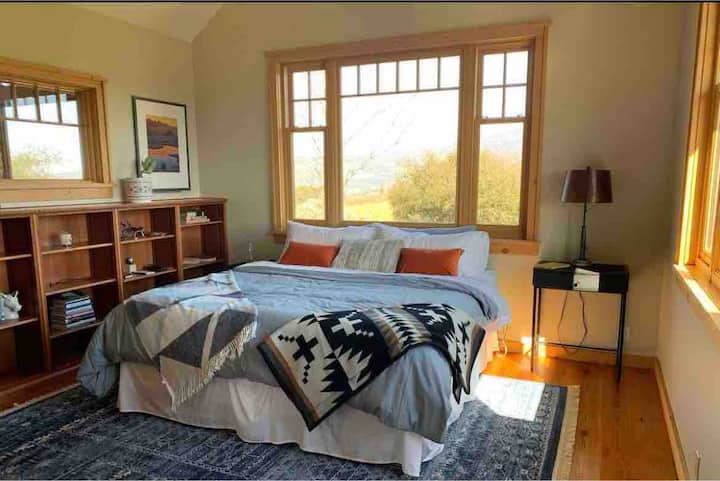 Main house bedroom - moon room