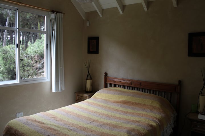 Ეს არის მთავარი ოთახი, რომლის წინაც ხედი და ხედი იშლება. Ზემოთ მდებარე მთავარი საძინებელი და ბიჭების სააბაზანო იზიარებს აბაზანა-ტუალეტს, მაგრამ აბაზანის გარეშე, საშხაპით. 