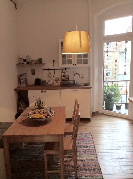 Coole Küche mit noch coolerem Balkon mit Blick auf den Innenhof!