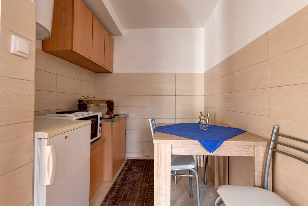 Kitchenette with all essentials for preparing a quick meal.