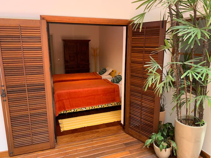 La "Habitación Amarilla" tiene dos camas individuales que se pueden combinar para hacer una cama tamaño king. Este dormitorio tiene un aire acondicionado mini-split con modos de calefacción y ventilador. La habitación se abre a la terraza y la piscina; las puertas se bloquean y tienen una mosquitera.