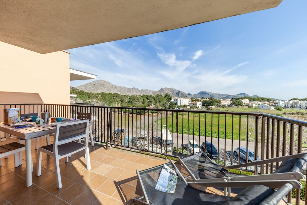 The large balcony with amazing views.