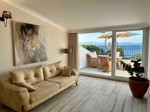 Idaia Houses-Villa ten steps from the sea in Akcay