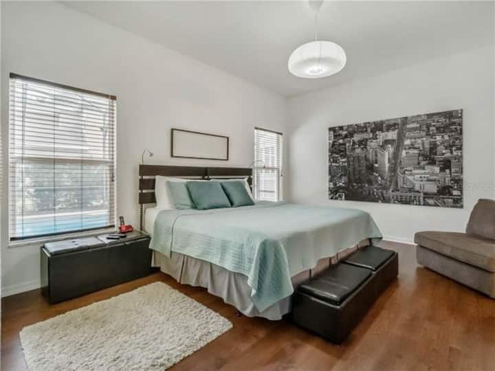 ห้องน้ำในตัวส่วนตัวรวมอยู่ในห้องนี้  