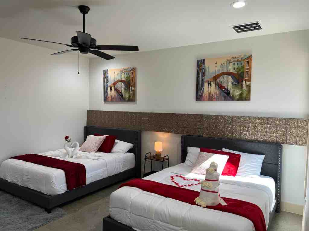 Საძინებელი ოთახი 2 ორადგილიანი საწოლით და მიმაგრებული სააბაზანო ოთახით