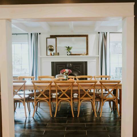 Magnolia Inn-
Columbia’s Sweet Southern Charmer!
