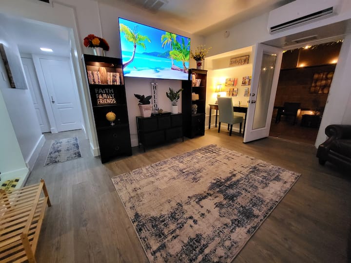 Obývacia izba ponúka 65-palcovú TV , koženú pohovku, kožené kreslo, pracovný priestor a viac ako 40 DVD