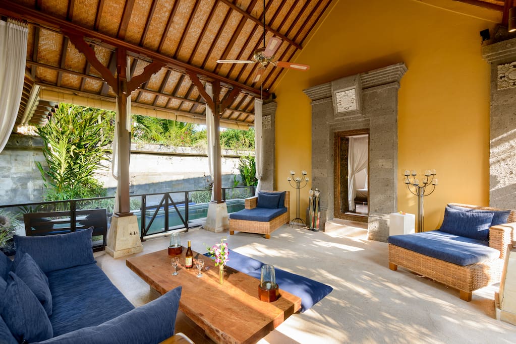 Outdoor Living Room towards poolside - Showing Removable Pool Fence