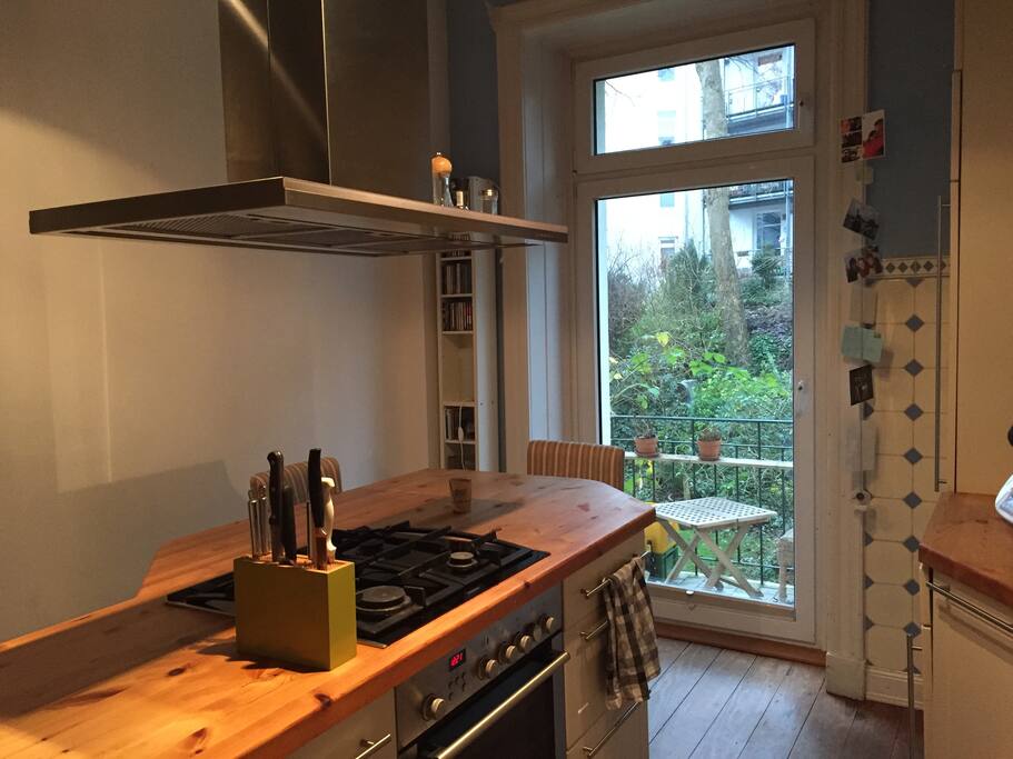 Gemütliche Küche mit kleinem Balkon