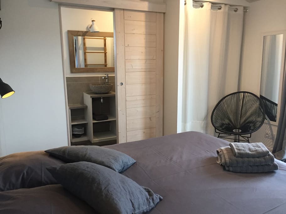 Chambre double avec salle d'eau : lit 160