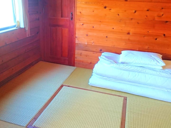 Habitación de estilo japonés en el primer piso (4 tatami y media cama doble)/habitación tatami en el primer piso
Se proporcionará ropa de cama para más de 3 personas.