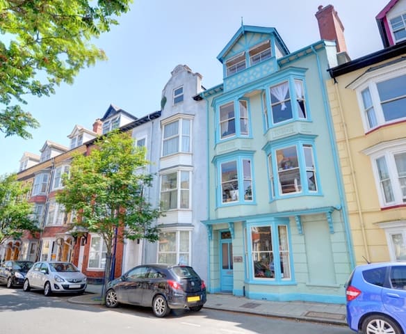 Top  apartment in a 4 storey Victorian town house