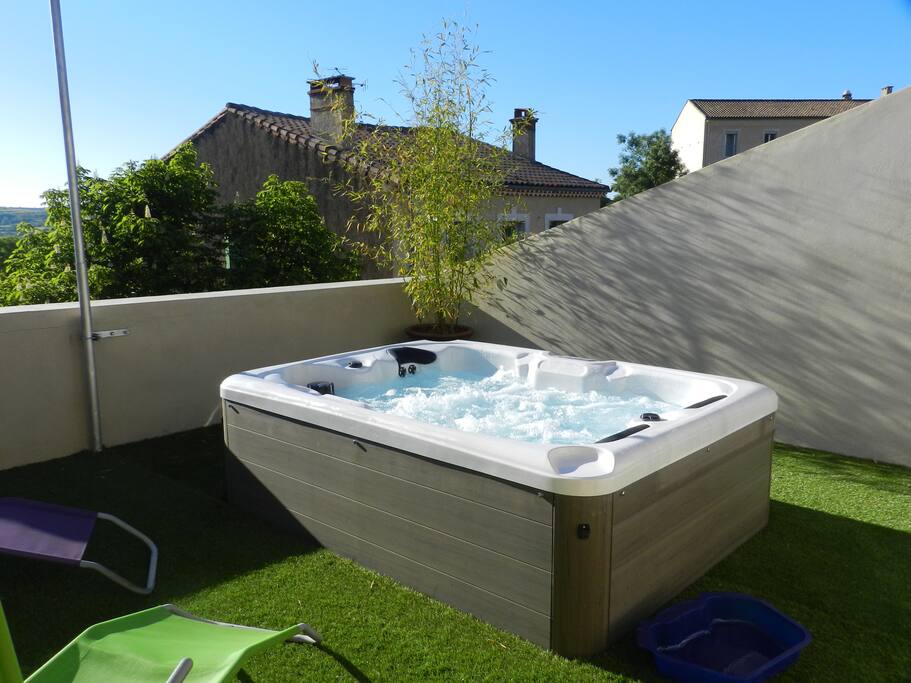le jacuzzi 3 places sur terrasse privative