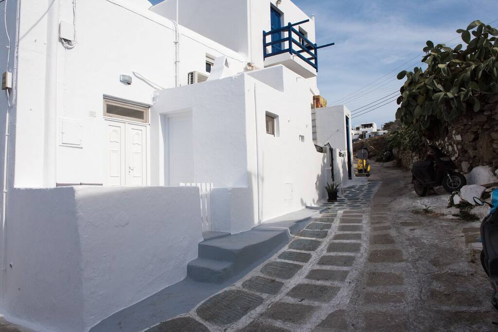 The path that takes you to Boni's windmill.