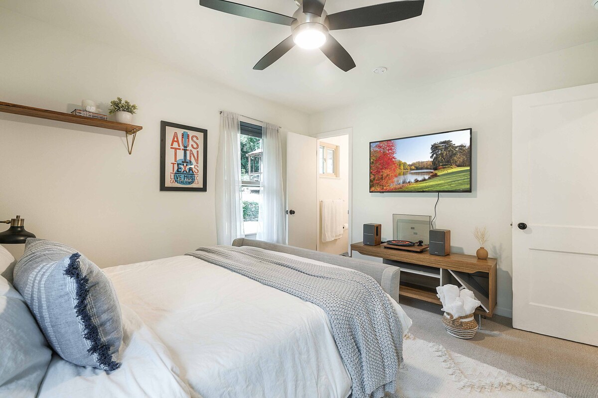 Sunny SoCo House: Explore Austin with Ease!