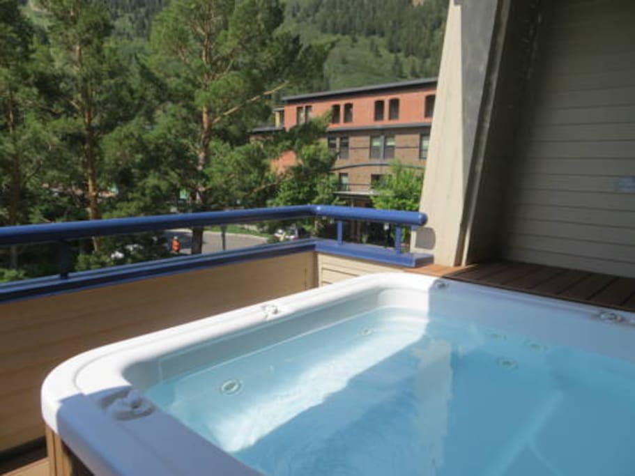 Hot tub looking at Aspen Mountain on the Deck