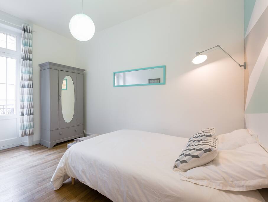 La chambre avec armoire de rangement