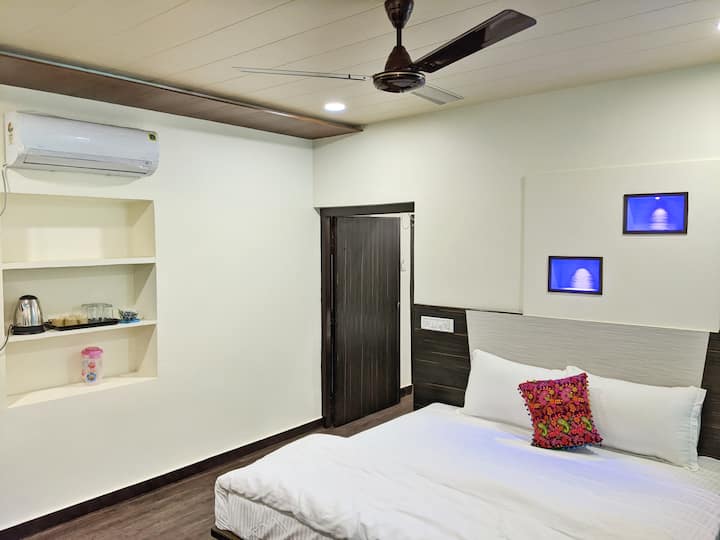 Exclusive Outhouse For Upto Five Adults - Mount Abu