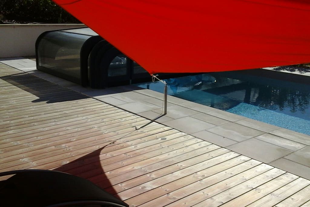 La terrasse de la piscine