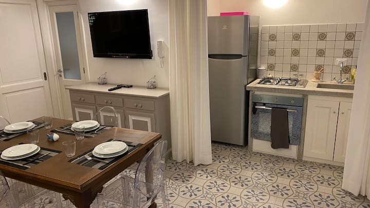 إطلالة على المطبخ الصغير في غرفة الطعام ، مع ستارة لجعلها مخفية عند الحاجة. يتوفر تلفزيون ذكي وواي فاي