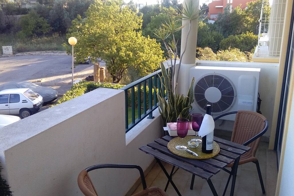 Varanda e vista exterior. (Balcony and outside view )