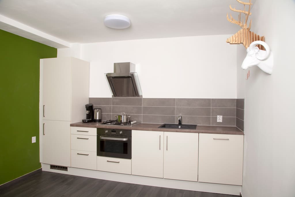 Uitgebreide keuken met koel/vries combinatie, kookplaat, oven, Senseo en waterkoker