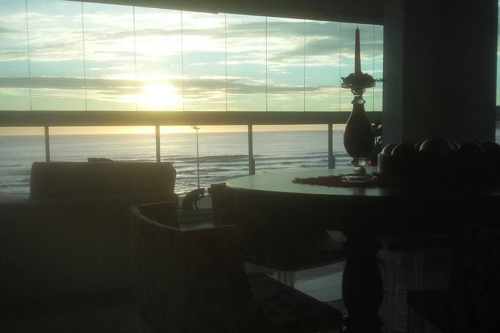 Vista do nascer do sol de dentro do apartamento