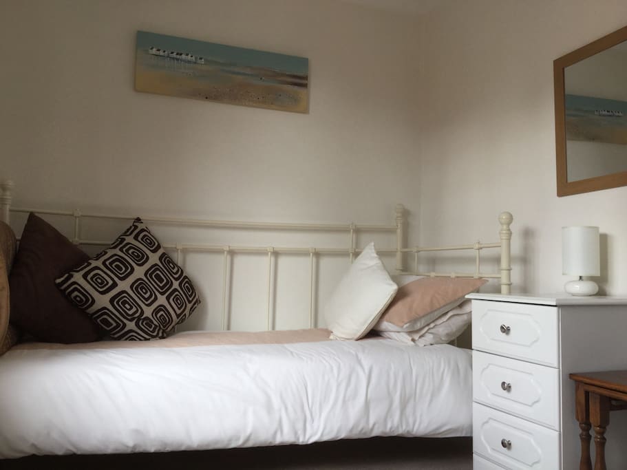 This is my single bedroom (see alternative calendar to book separately)