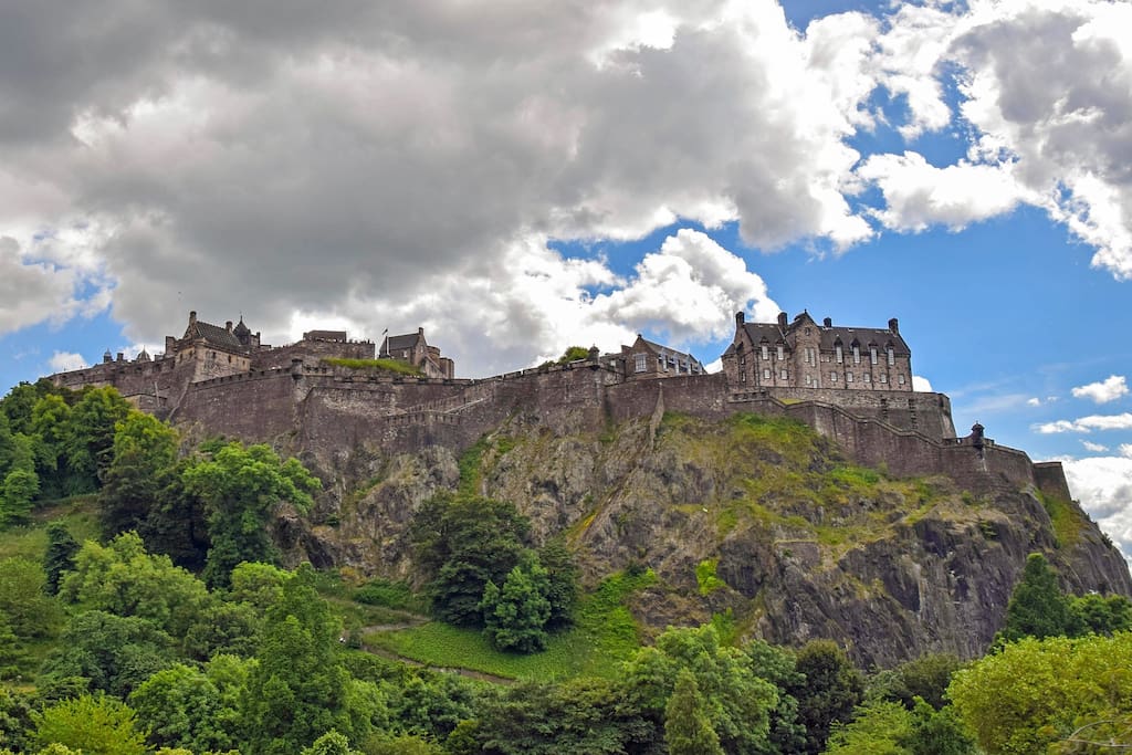 Our apartment is tucked underneath the majestic castle, in the old town of Edinburgh, very close to Princes St and the New Town.