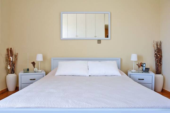 2. spálňa s manželskou posteľou, klimatizáciou a malou verandou (balkón)...