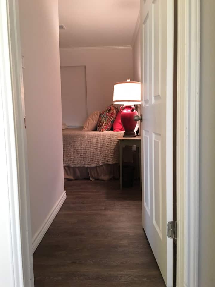 El dormitorio completo comparte el baño del vestíbulo