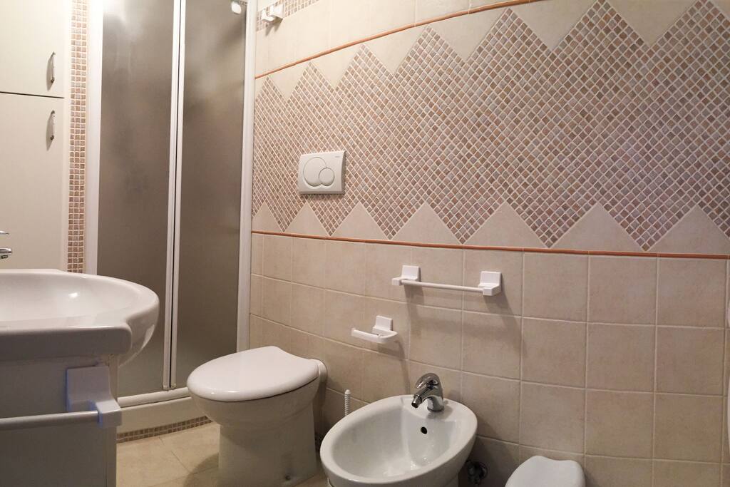 Bagno con cabina doccia e lavasciuga