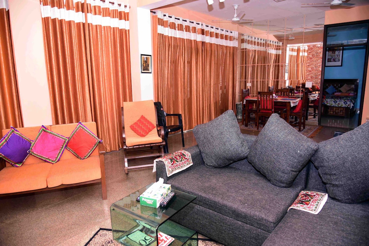 Дневна соба со трпезарија во заднина.