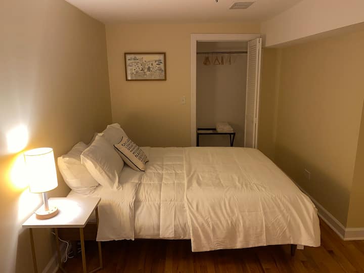 Colchão de espuma de memória queen. Espaço para bagagem e cabides no armário