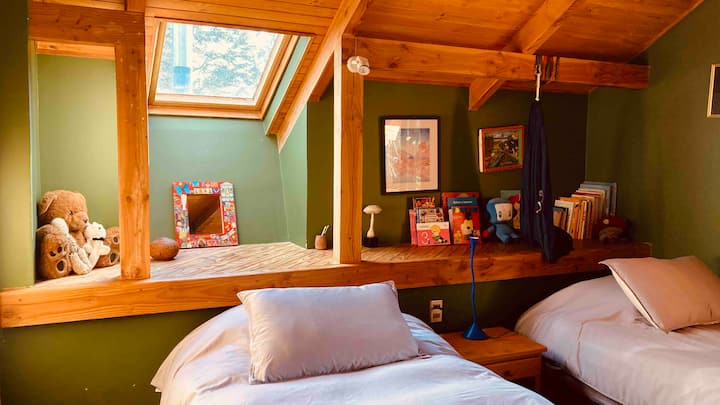 Časť 2 na druhom poschodí, námestie a polovičné postele môžu byť zostavené, aby sa vytvorila super manželská posteľ