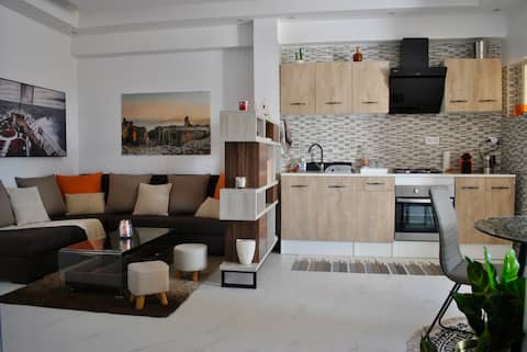 Gorgeous flat, 2mins from beach & restaurants