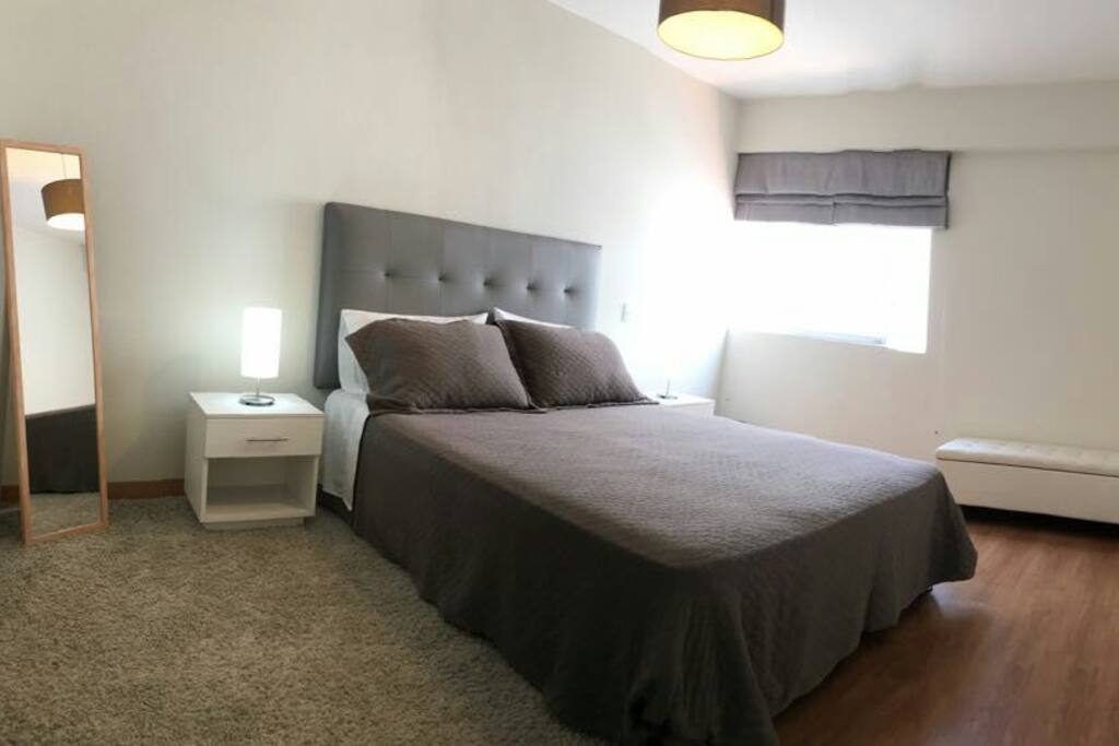 Cama queen en el dormitorio principal. Con TV